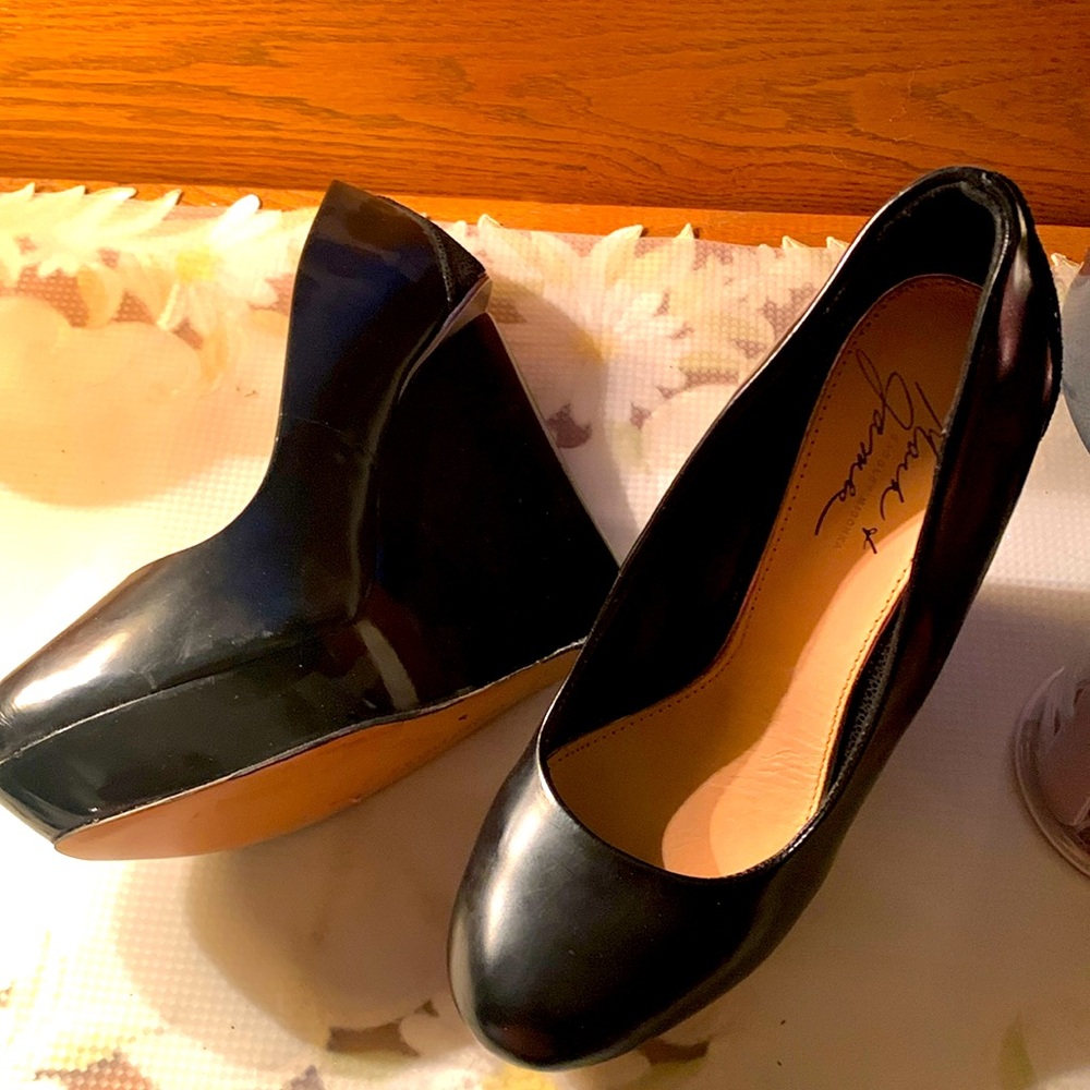 Mark & James by Badgley Mischka closed toe Wedges